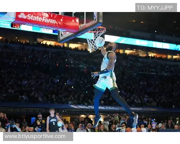 杰伦布朗半场表现抢眼13投6中贡献14分助力球队稳定火力