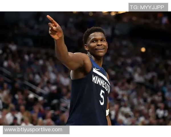 爱德华兹首节表现抢眼9投4中砍下12分并贡献前场板与防守数据