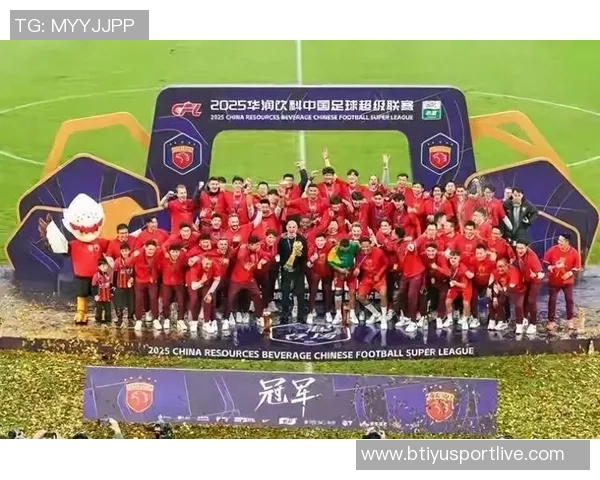 记者展示海港新赛季球衣清新红色造型引发球迷热议